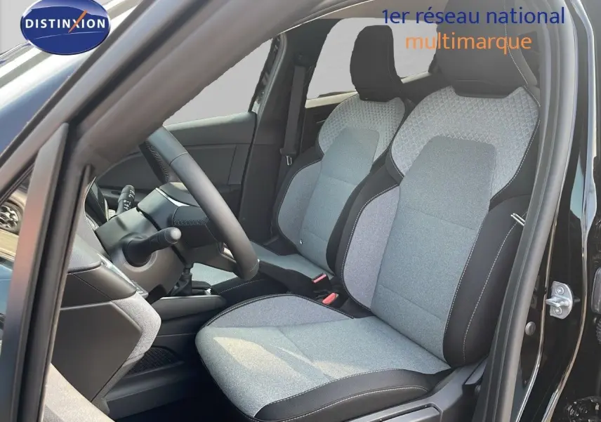 Intérieur de la Renault Clio 1.5 DCI 100ch Evolution 2025, sièges tissu gris clair et noir, vue côté conducteur porte ouverte.
