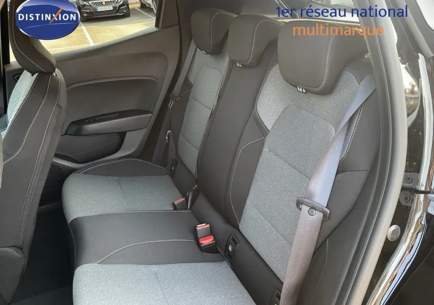 Vue côté droit des sièges arrière en tissu gris et noir d'une Renault Clio noire étoile métal 2025 cinq portes.