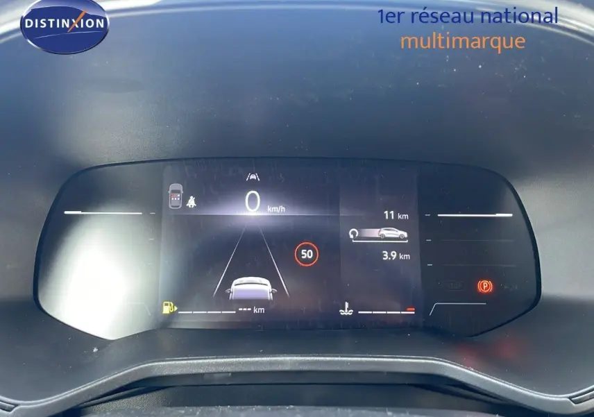 Tableau de bord numérique de Renault Clio 2025 affichant la vitesse à 0 km/h et alertes de conduite.