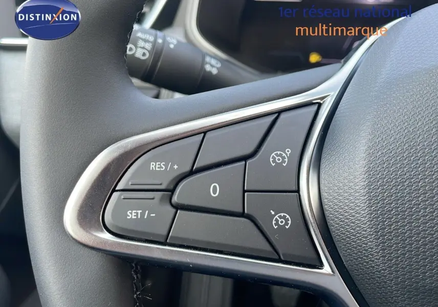 Gros plan sur les commandes au volant gauche de la Renault Clio 1.5 DCI 100ch Evolution 2025 noir étoile métal.