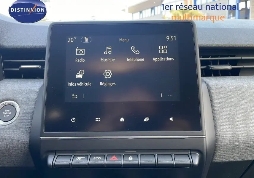 Écran tactile central avec menu multimédia dans l'habitacle d'une Renault Clio noire, vue de face rapprochée.