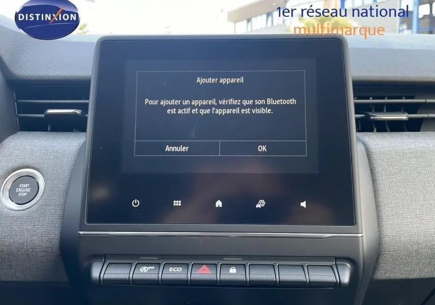 Vue rapprochée de l'écran tactile central et des commandes de la Renault Clio noire étoile métal, version 2025 diesel.
