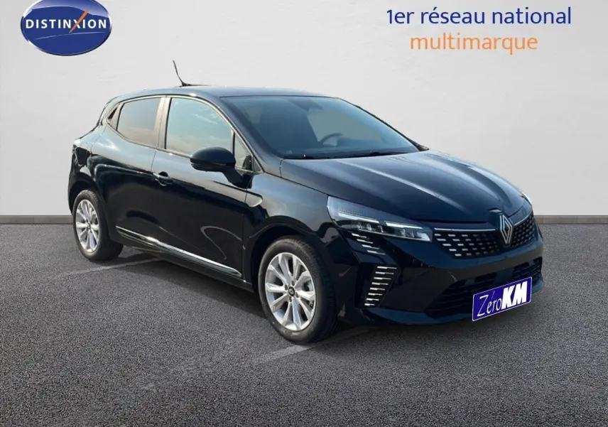 Renault Clio 1.5 DCI 100ch Evolution noire étoile métal vue 3/4 avant droit sur parking extérieur.