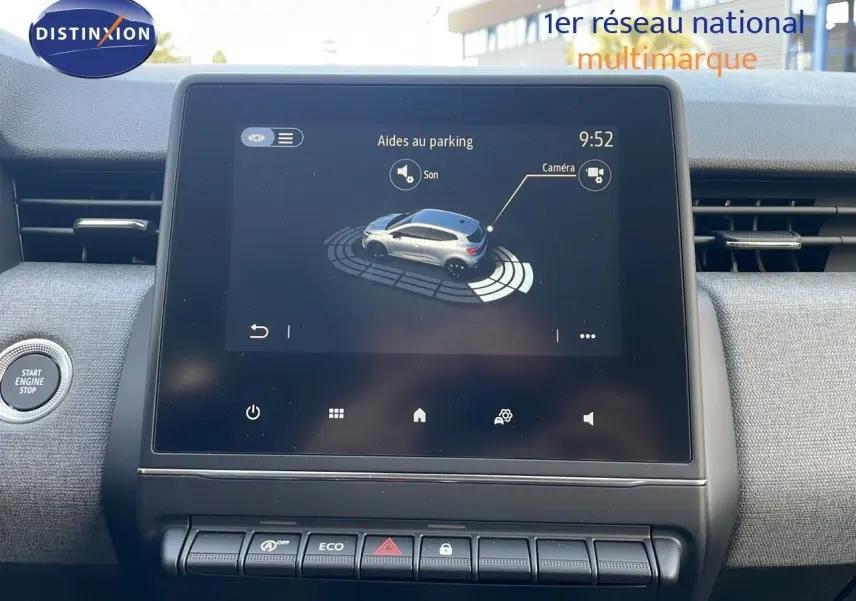 Écran tactile central affichant l'aide au parking dans l'habitacle d'une Renault Clio noire étoile métal.