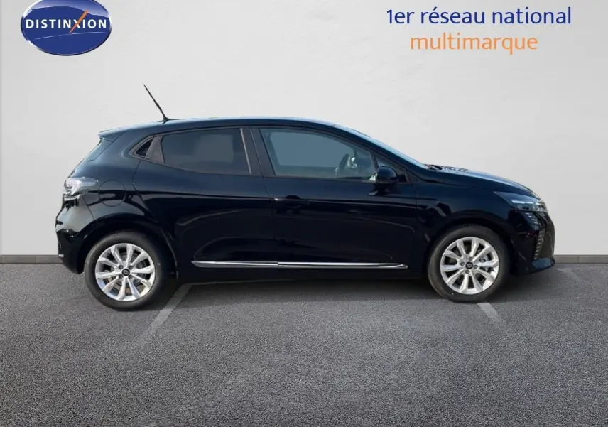 Profil côté droit d'une Renault Clio 1.5 DCI 100ch Evolution noire étoile métal, avec jantes alliage 16 pouces.