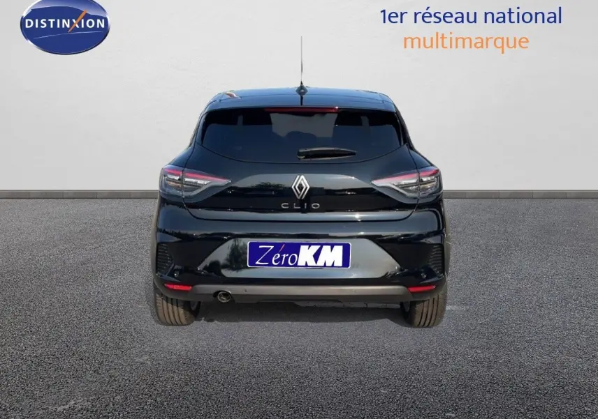 Vue arrière d'une Renault Clio 1.5 dCi noire étoile métal, avec feux LED et plaque Zero KM visible.