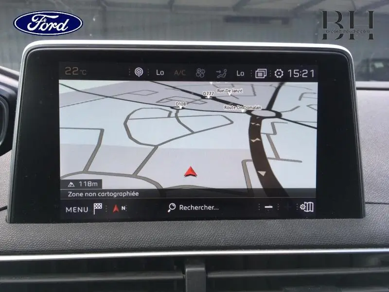 Écran tactile du système de navigation du Peugeot 3008 rouge Ultimate, affichant une carte routière.