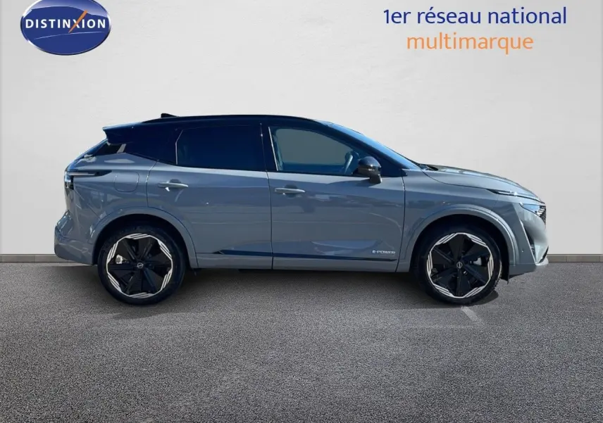 Profil droit du Nissan Qashqai 2025 gris céramique métal avec toit noir, roues noires et détails e-Power visibles.