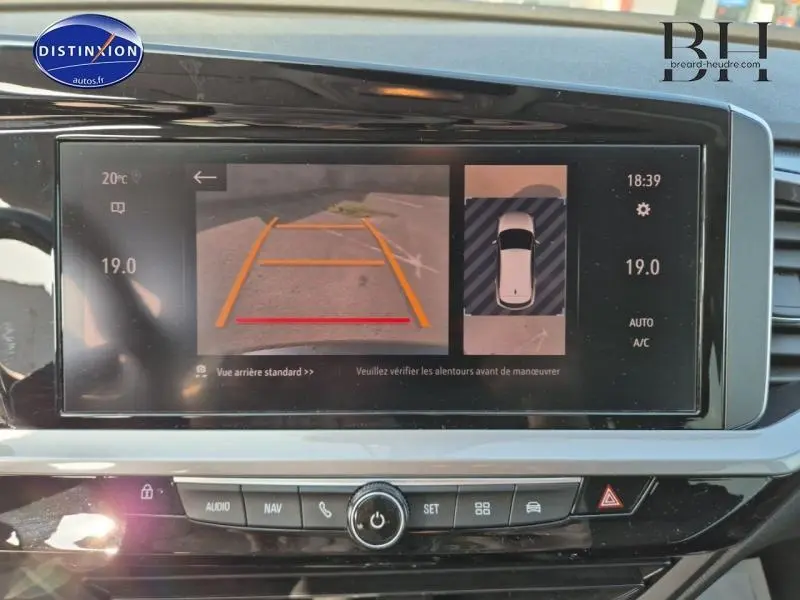 Écran tactile intérieur montrant la caméra de recul et vue panoramique 360° du tableau de bord noir du Grandland 2022