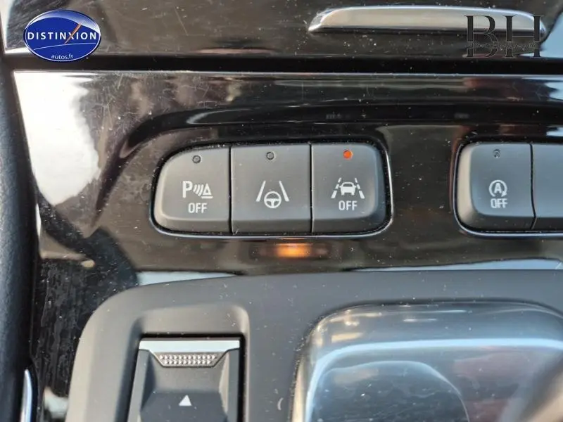 Gros plan sur les boutons de commande d'assistance à la conduite dans l'OPEL GRANDLAND noir diamant métallisé.