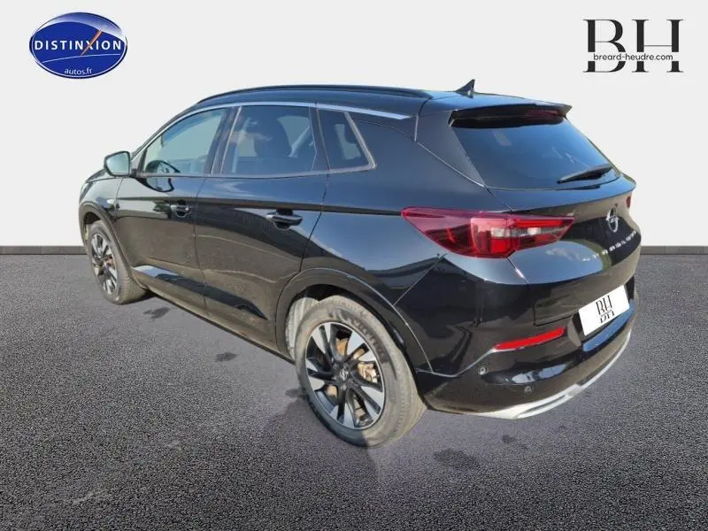 Opel Grandland noir diamant métallisé en 3/4 arrière droit, avec jantes alu et vitres surteintées visibles.