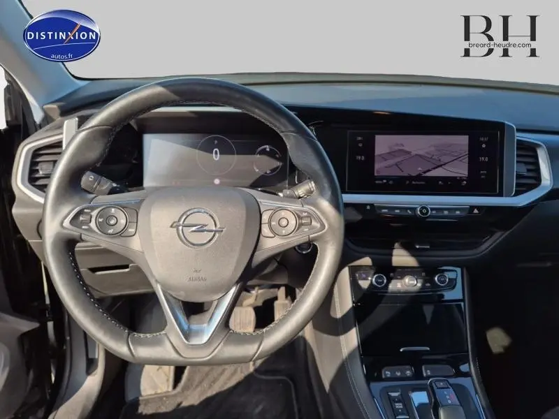 Vue intérieure centrée sur le volant cuir multifonction et l'écran tactile du tableau de bord de l'Opel Grandland 2022.