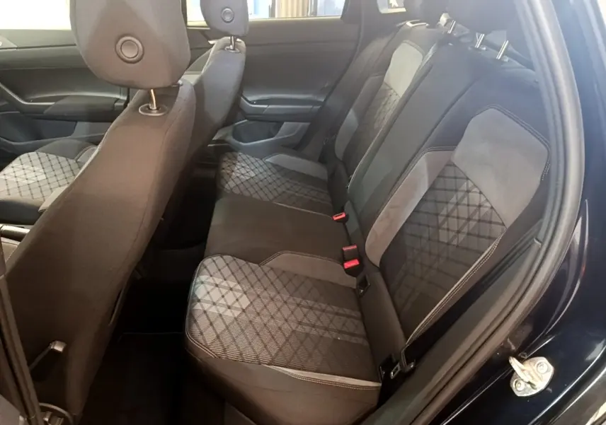Vue intérieure côté droit sur la banquette arrière tissu noir et gris à motifs géométriques du Volkswagen Taigo 1.5 TSI 150 DSG R-Line 2023.