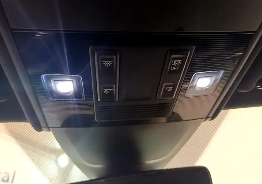 Plafonnier intérieur avec éclairage LED et commandes de lumière dans un Volkswagen Taigo noir, vue de dessous.