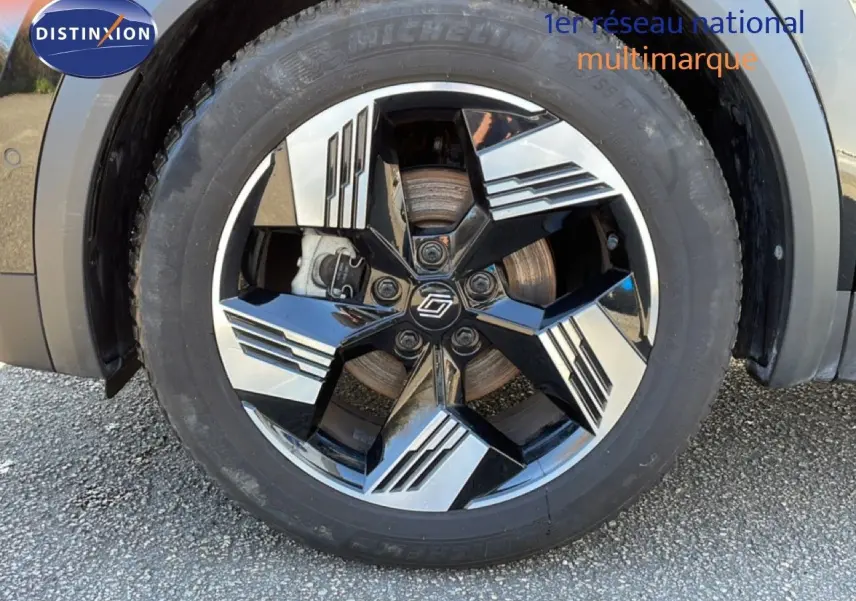 Gros plan sur la roue avant droite noire étoile métal de la Renault Symbioz 1.6 E-Tech Full Hybrid 2025 avec jante design bicolore.