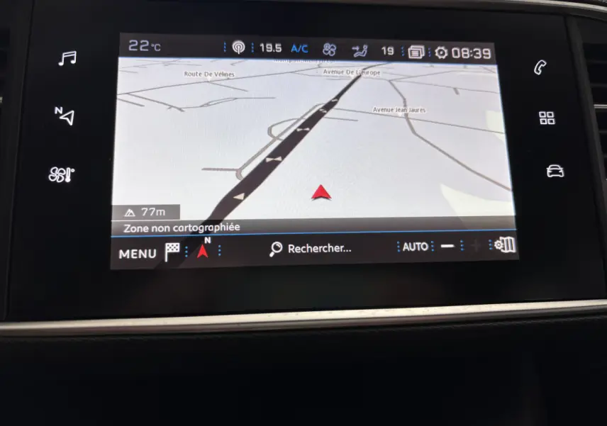 Écran tactile central du système de navigation de la Peugeot 308 gris foncé, affichant une carte routière.