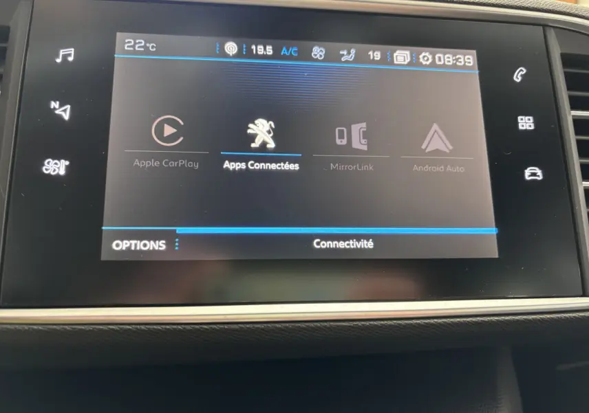 Écran tactile central de la Peugeot 308 gris foncé de 2019 affichant les options de connectivité Apple CarPlay et Android Auto.
