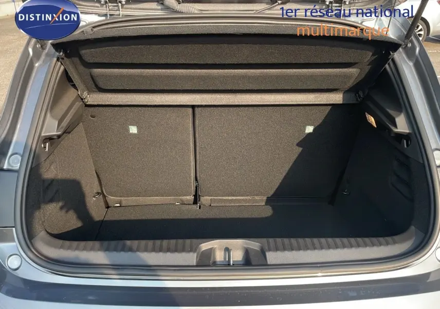 Coffre ouvert d'une Renault Clio 1.5 DCI 100ch Evolution gris schiste métal, vue arrière en extérieur.