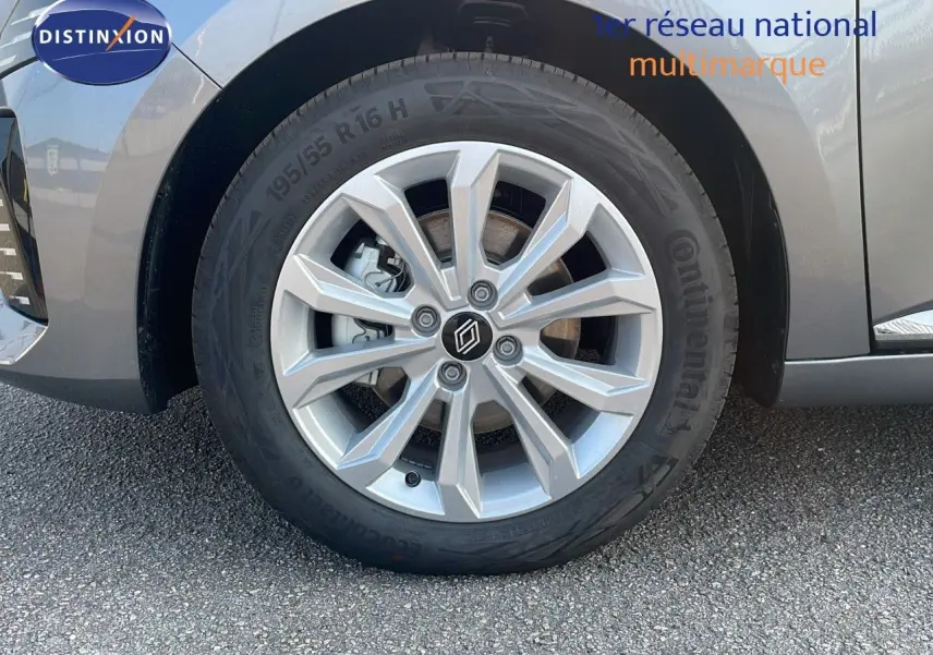 Gros plan sur la roue avant gauche gris schiste métal d'une Renault Clio 1.5 DCI 100ch Evolution 2025 avec jante alu.