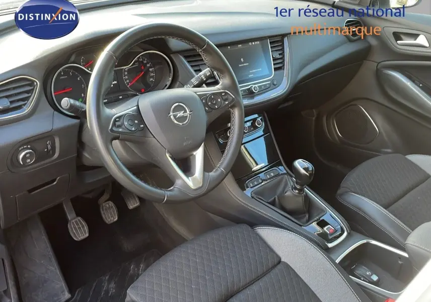 Intérieur de l'Opel Grandland X 1.5 HDI 130CH Elite 2020, vue côté conducteur, tableau de bord et levier de vitesse manuelle.