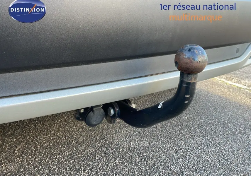 Gros plan sur l'attelage arrière noir avec boule rouillée d'un Opel Grandland X blanc toit noir de 2020.