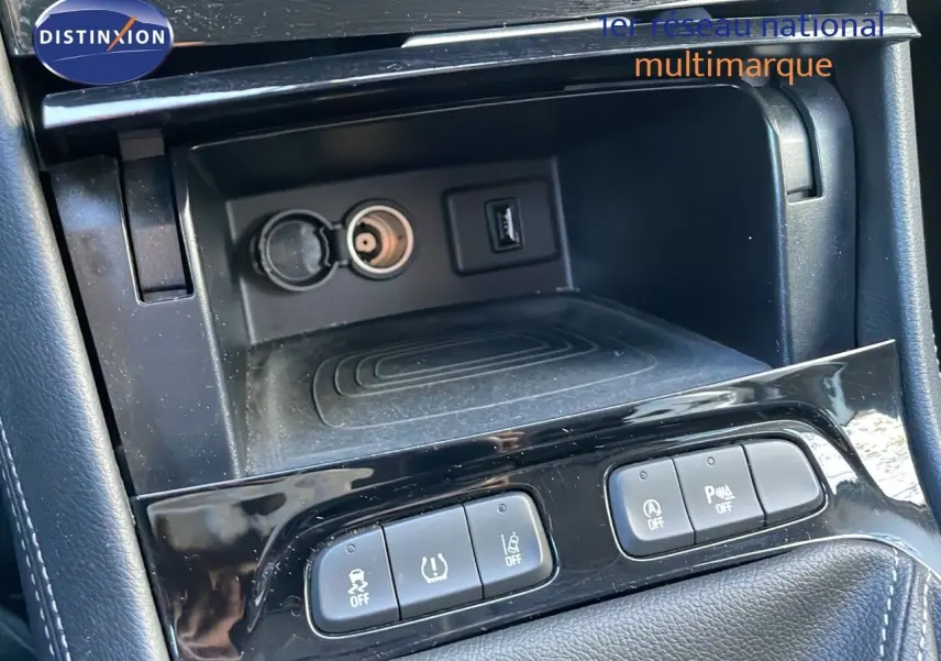 Gros plan sur la console centrale noire de l'Opel Grandland X 2020, montrant les boutons de contrôle et prise USB.