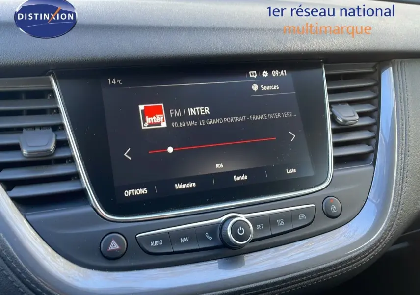 Intérieur de l'Opel Grandland X 2020, tableau de bord avec écran tactile affichant la radio FM, finition noire élégante.