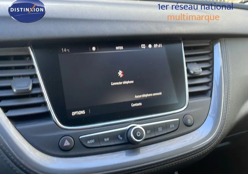 Écran tactile central avec commandes audio et navigation dans l'habitacle d'un Opel Grandland X 2020 blanc toit noir.