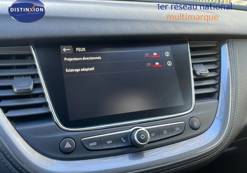 Écran tactile central de l’Opel Grandland X 2020 affichant les réglages des projecteurs directionnels et éclairage adaptatif.