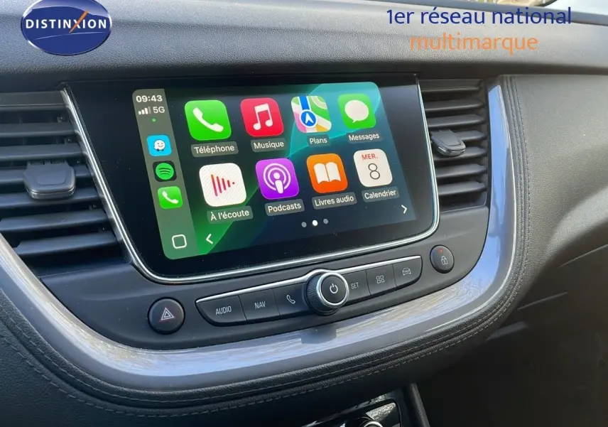 Écran tactile central avec interface Apple CarPlay dans l'habitacle d'un Opel Grandland X blanc toit noir, version 2020.