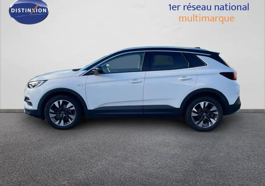 Opel Grandland X 1.5 HDI 130ch Elite blanc toit noir vu de profil côté gauche sur fond neutre.