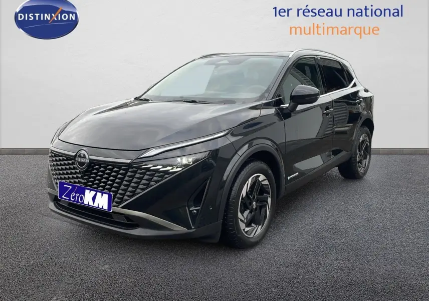 Nissan Qashqai noir perle métal en 3/4 avant droit, mettant en valeur sa calandre distinctive et ses phares LED fins.