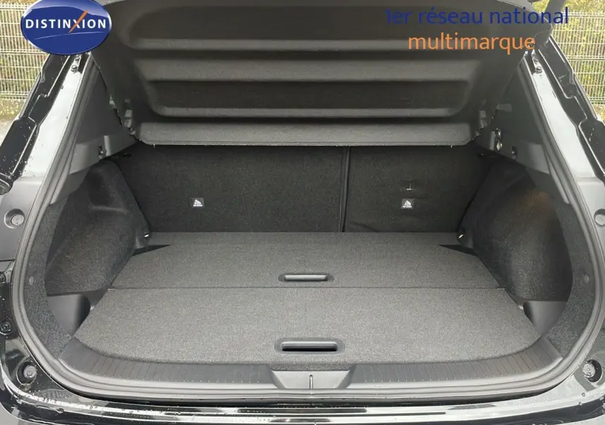 Coffre ouvert du Nissan Qashqai noir perle métal, vue arrière montrant l'espace de chargement plat et spacieux.