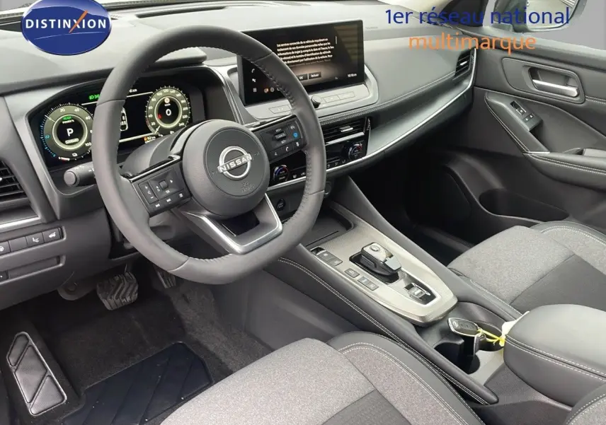 Vue intérieure côté conducteur du Nissan Qashqai 2025, tableau de bord moderne avec écran tactile et volant cuir noir.