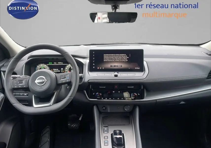 Intérieur du Nissan Qashqai 2025 vu de face, tableau de bord moderne avec écran tactile central et volant multifonction.