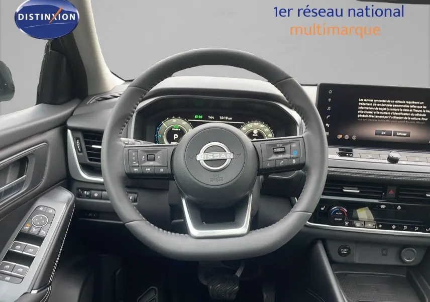 Vue centrée sur le volant cuir noir du Nissan Qashqai 2025 avec tableau de bord numérique et écran tactile.