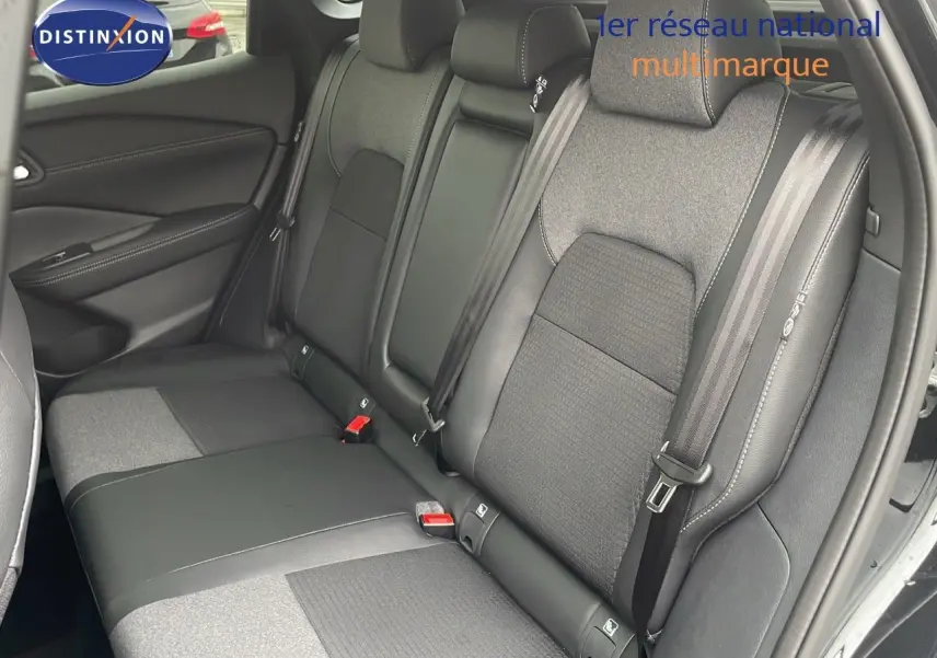 Vue intérieure sur les sièges arrière en tissu et cuir noir du Nissan Qashqai 2025, porte ouverte côté droit.