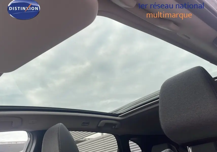 Toit ouvrant panoramique ouvert sur l'intérieur noir du Nissan Qashqai 2025, vue côté gauche arrière des sièges.