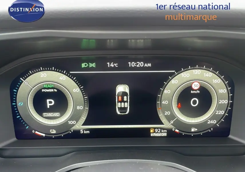 Tableau de bord numérique du Nissan Qashqai 2025 affichant la vitesse, la température et l'état du véhicule en mode parking.