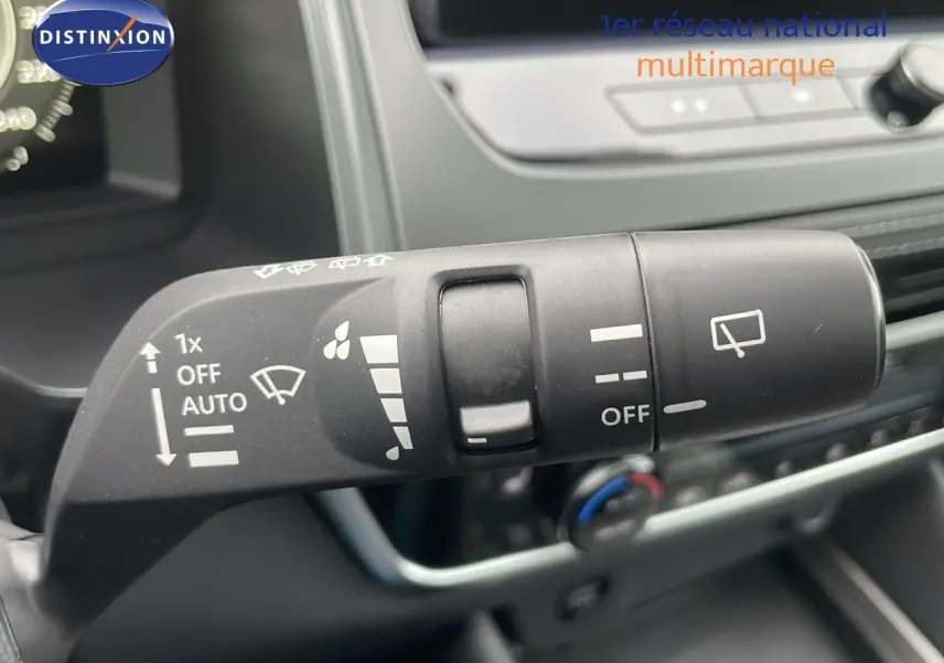 Gros plan sur la commande d’essuie-glace du Nissan Qashqai 2025 noir perle métal, intérieur moderne et épuré.