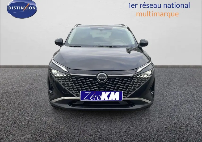 Vue frontale d'un Nissan Qashqai noir perle métal avec calandre à motifs géométriques et phares LED allumés.