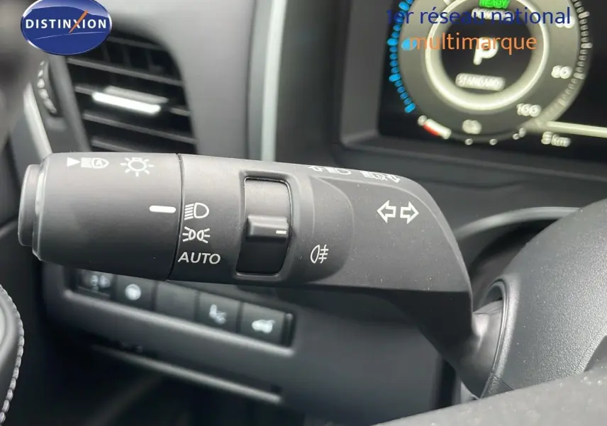 Gros plan sur la commande des phares et clignotants du Nissan Qashqai 2025, intérieur noir.