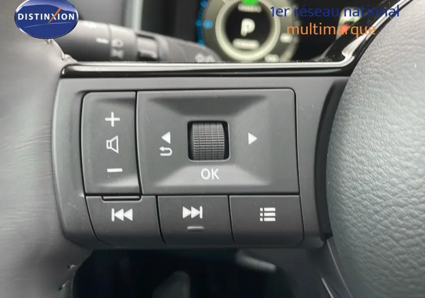 Gros plan sur les commandes multifonctions à gauche du volant du Nissan Qashqai noir perle métal 2025.