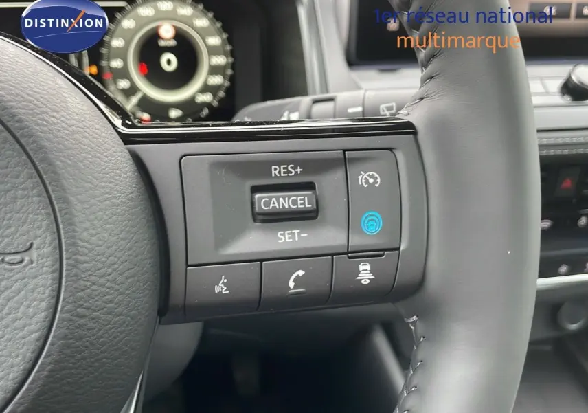 Détail du volant côté droit du Nissan Qashqai 2025 avec commandes de régulateur et assistance au volant.