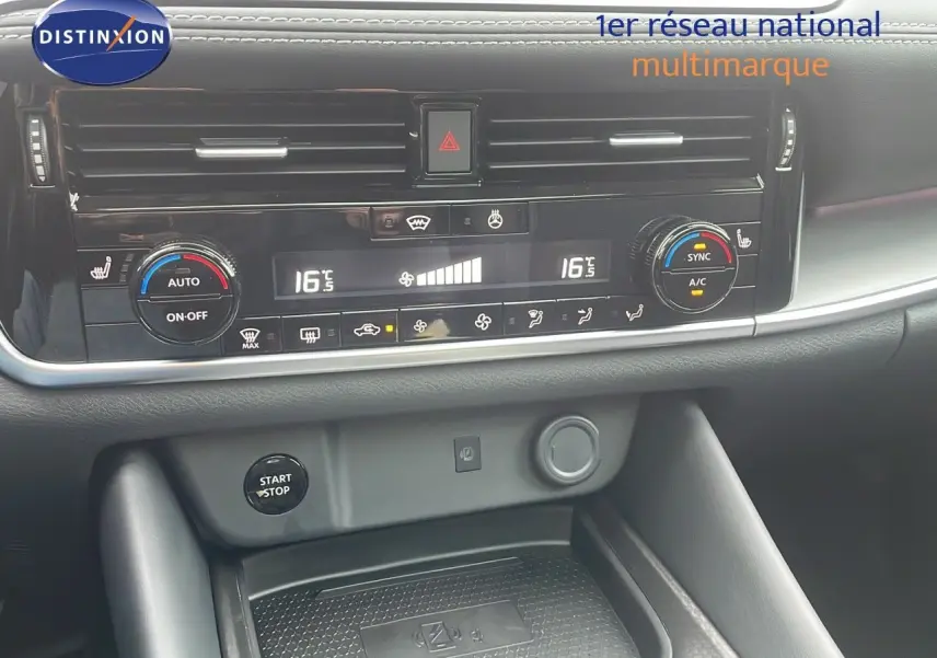 Tableau de bord du Nissan Qashqai 2025 avec commandes climatisation digitales et finition noire élégante.