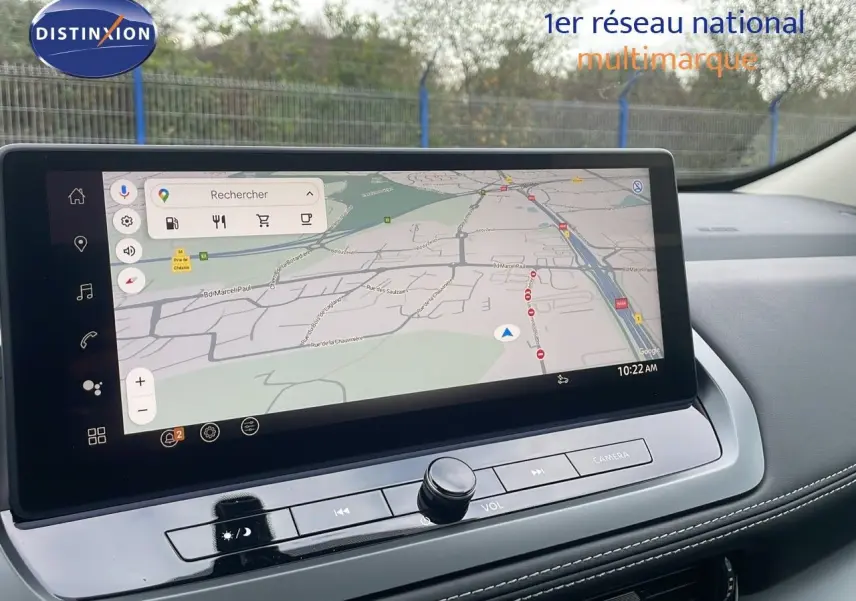 Tablette tactile de navigation GPS intégrée au tableau de bord du Nissan Qashqai 2025 noir perle métal.