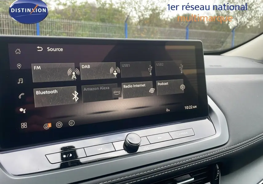 Écran tactile central du Nissan Qashqai 2025 noir perle métal, affichant les options multimédia et connectivité.
