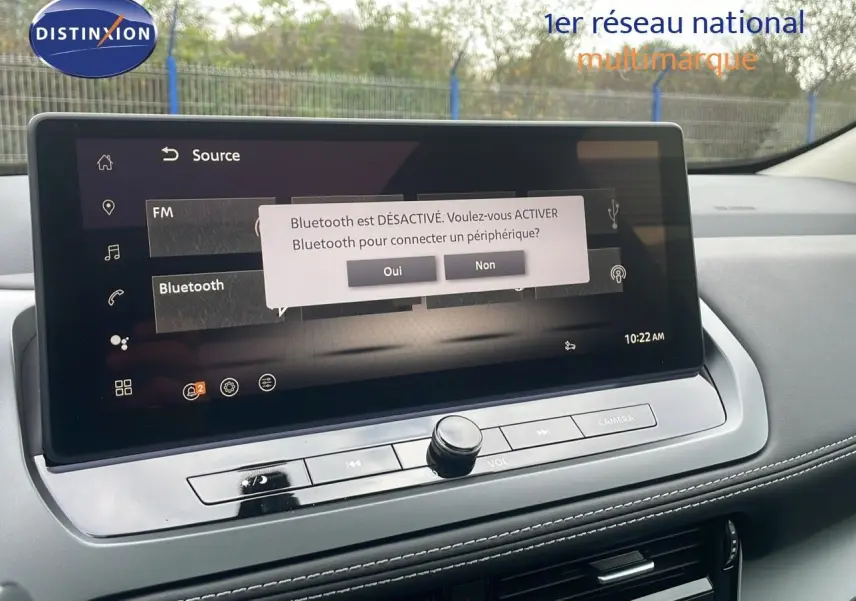 Écran tactile central du Nissan Qashqai 2025 affichant une demande d'activation Bluetooth dans un intérieur gris clair.