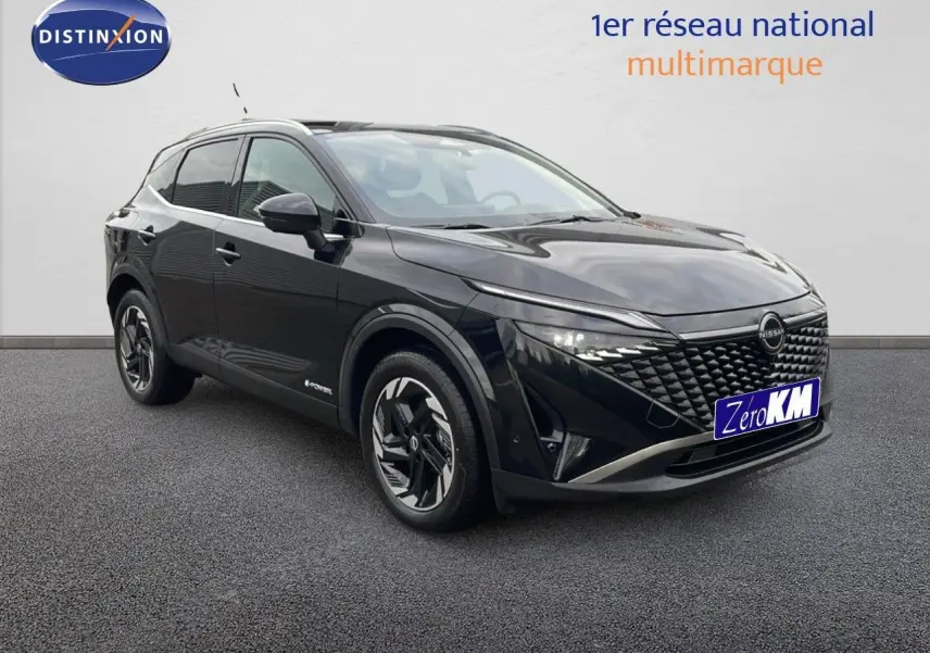 Nissan Qashqai noir perle métal en 3/4 avant droit, avec calandre distinctive et jantes stylisées.