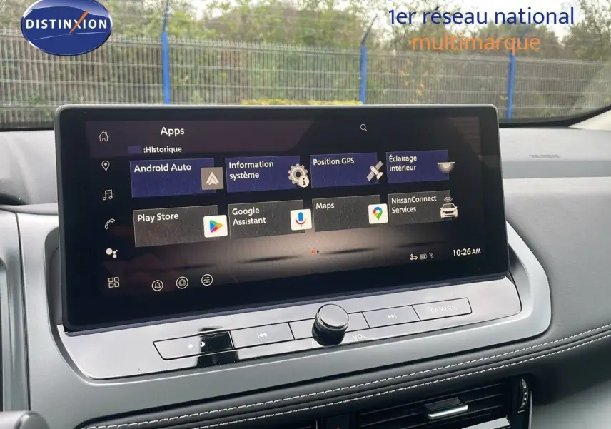 Écran tactile central affichant les applications Android Auto et GPS du Nissan Qashqai 2025, intérieur moderne gris.